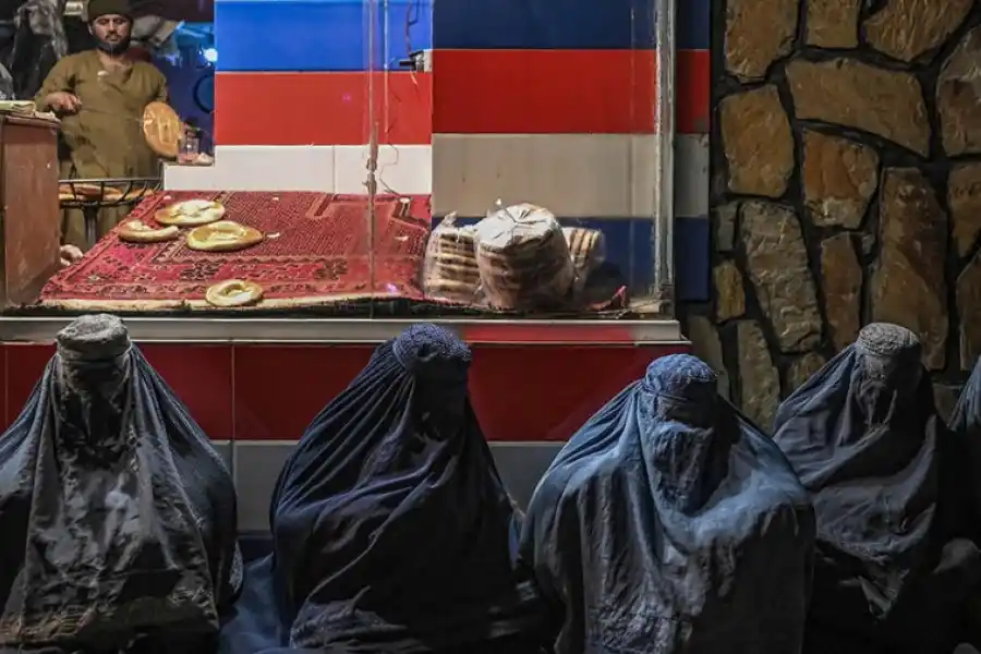 Mujeres afganas abren una biblioteca para contrarrestar el creciente aislamiento