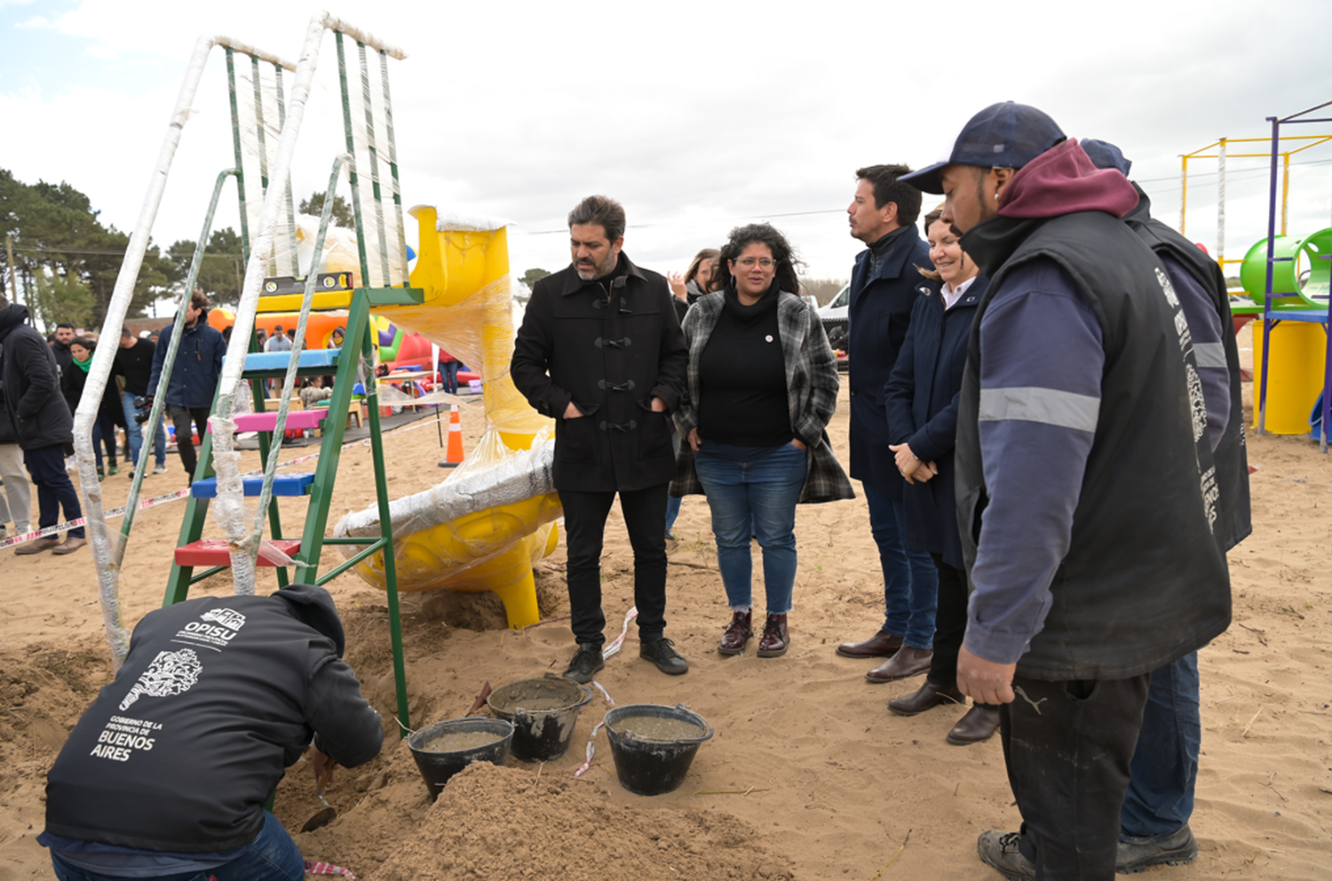 La Costa: Avanzan obras de mejoramiento habitacional en barrio Hípico y firman convenio para fortalecer universidad