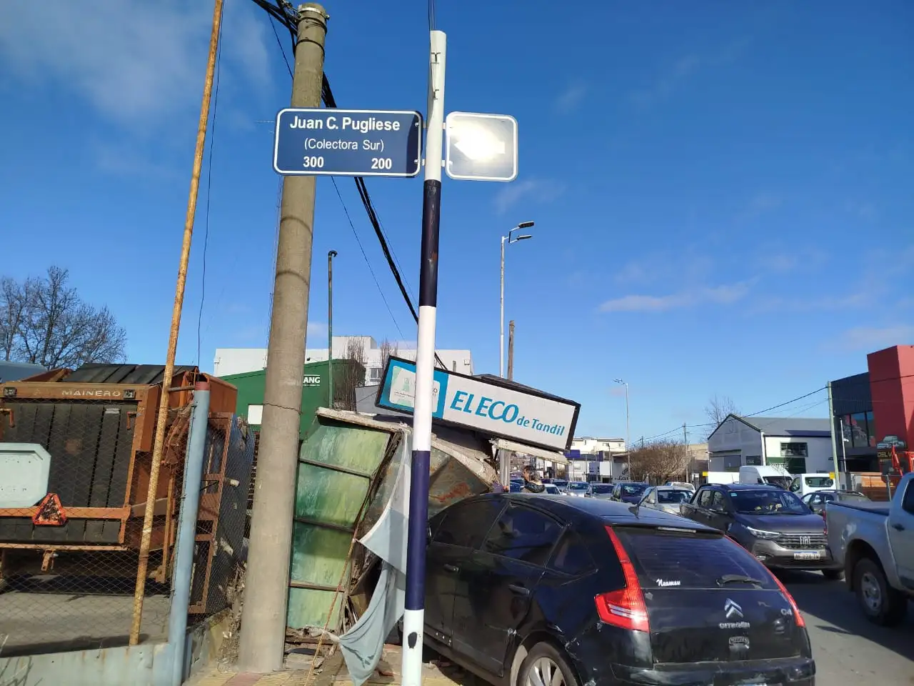 Tras un choque, uno de los autos quedó incrustado en el kiosco de diarios y revistas de Falucho y colectora Pugliese.
