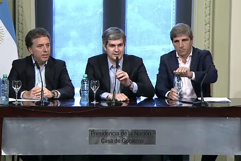 Dujovne y Caputo debutan como ministros en conferencia de prensa