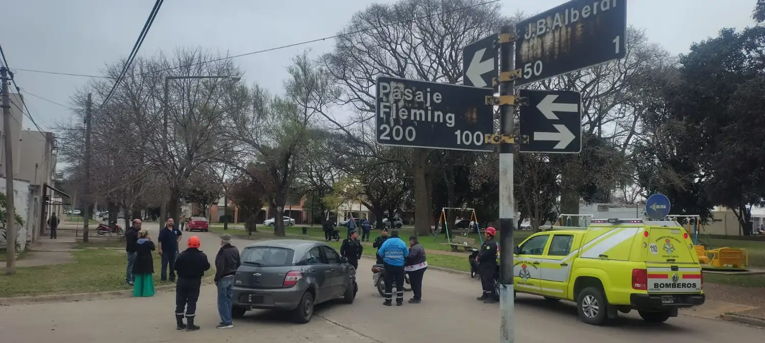La conductora del vehículo menor presentó un traumatismo en una de sus piernas. Foto: BVVT