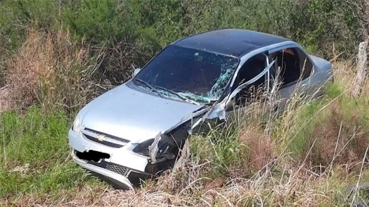 Un auto terminó en la banquina tras chocar contra una camioneta con acoplado