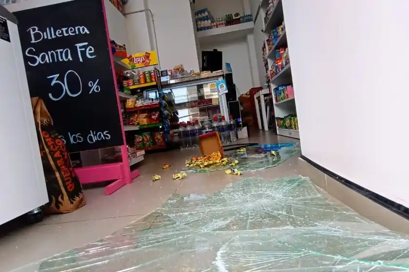 Video: dos delincuentes violentaron la puerta de un almacén para robar