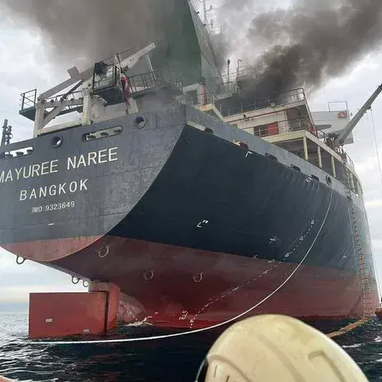 Un buque con bandera de Tailandia se incendia en el Estrecho de Ormuz, tras uno de los ataques.
Fotografía: Agencia NA (Xinhua).