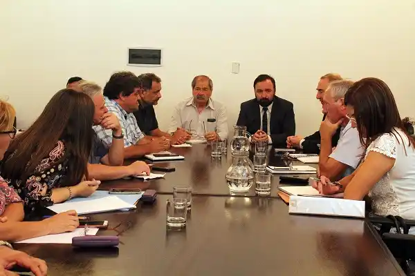 El gobierno acordó un aumento del 11% para los estatales