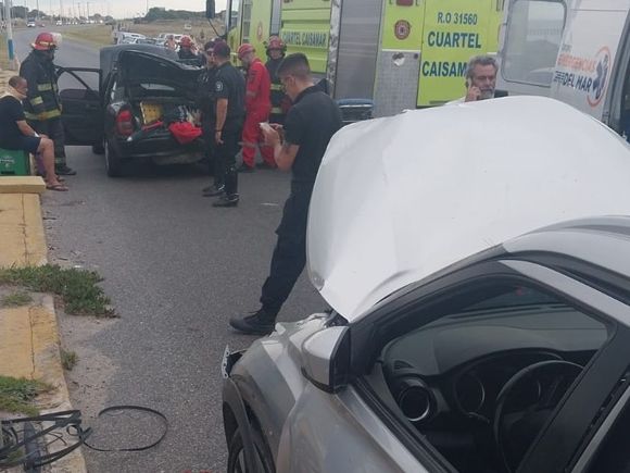 Accidente en Ruta 11: bomberos rescataron a tres personas y una mascota atrapadas en un auto