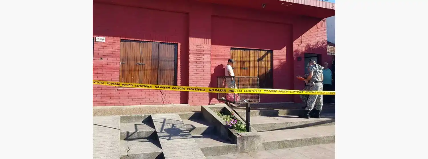 El ex novio de Claudia Repetto había hecho un agujero en la pared para escucharla