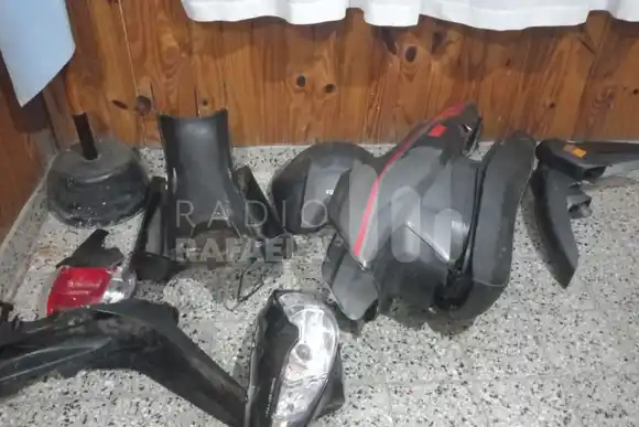 Encontraron abandonadas en San Carlos Sud un montón de partes de una moto