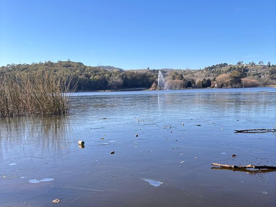 Una vez más, se congeló el agua en el Lago del Fuerte