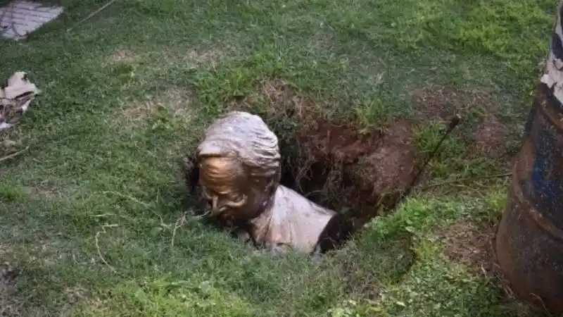 Destrozaron un busto de Néstor Kirchner en la terminal que lleva su nombre en Roque Pérez