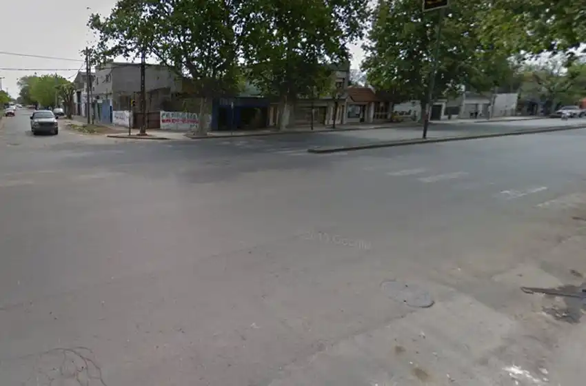 Un hombre murió al chocar con su moto y caer contra el pavimento