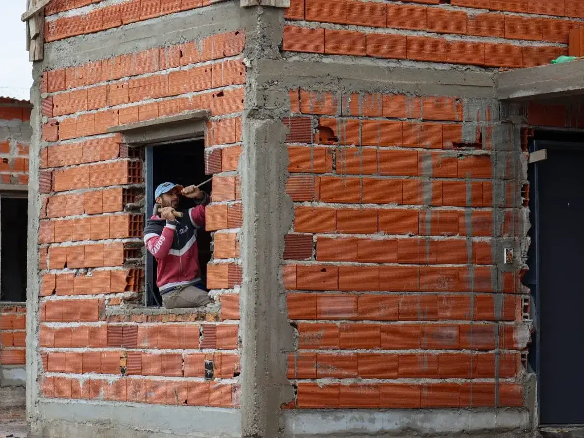 Casi la mitad del costo de construir una vivienda en Argentina corresponde a impuestos y aportes