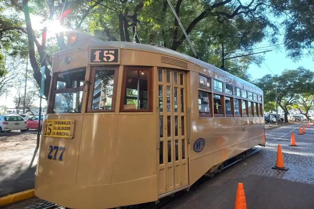 Esta unidad, construida en 1939, transitó las calles de Rosario hasta 1963, año en que los tranvías eléctricos dejaron de circular. Foto: Gentileza.