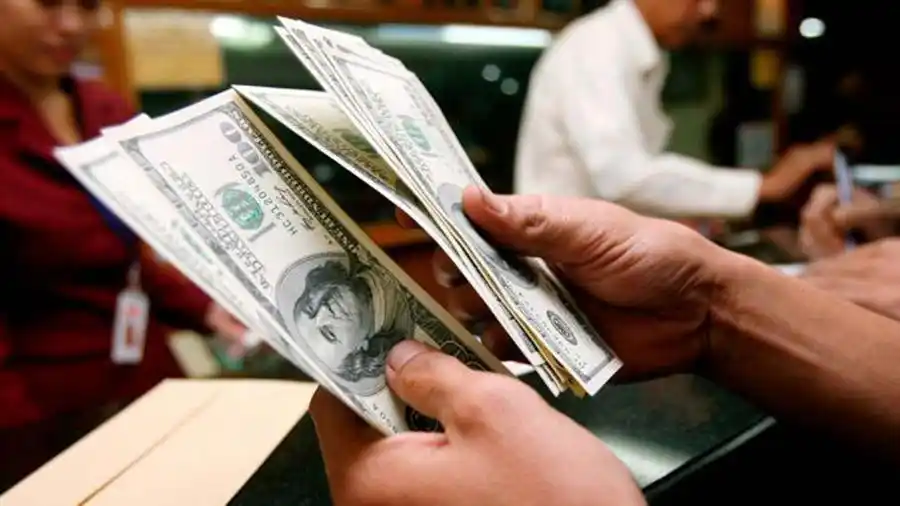 El dólar retrocede luego de superar los $20 por caída en los mercados globales