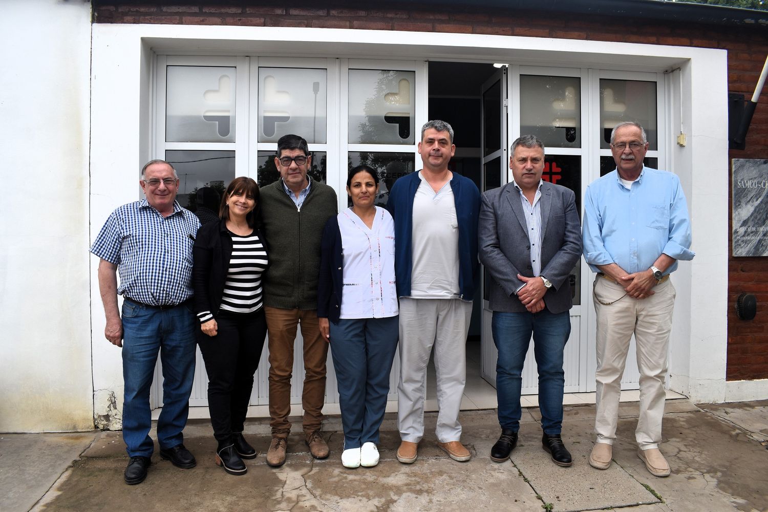 El nuevo director del SAMCo de Chovet (centro) junto a autoridades locales y regionales