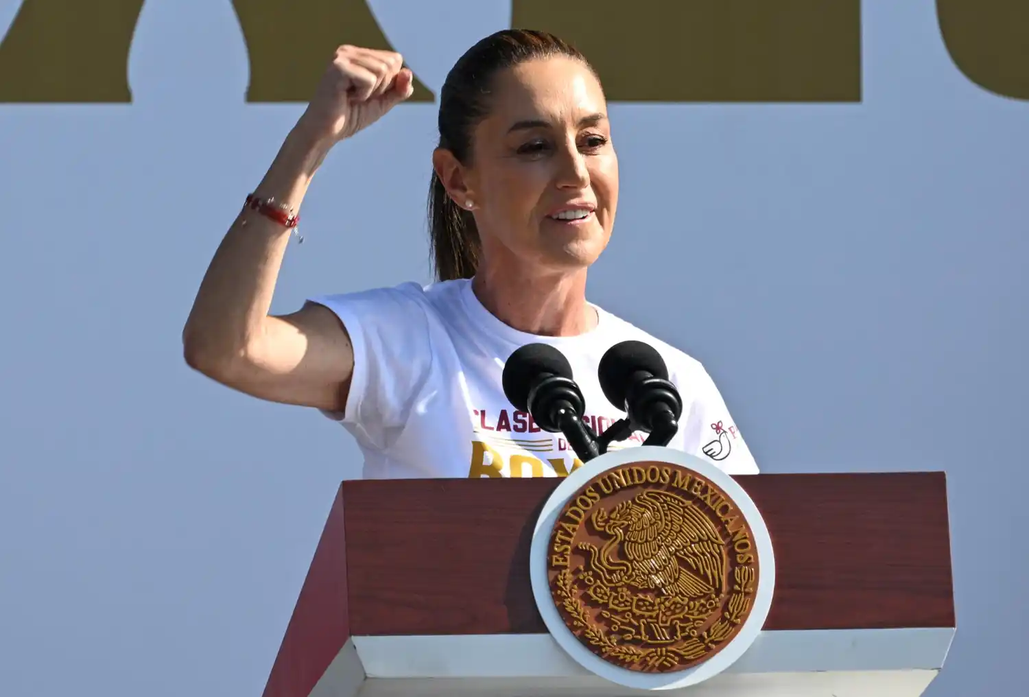 Sheinbaum dice que no prohíbe los NARCOCORRIDOS, pero pide que las letras no hagan apología a la violencia