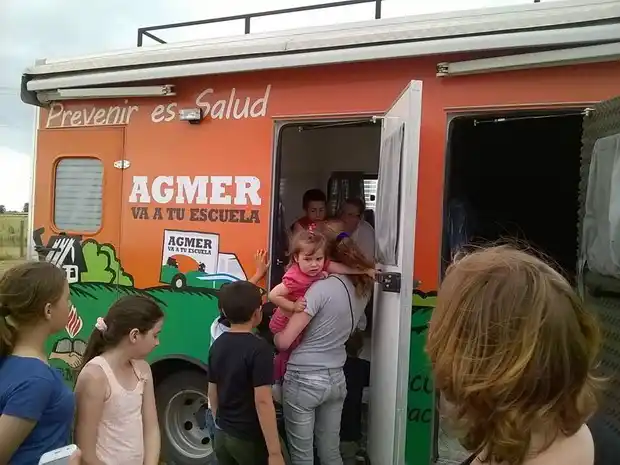 El Camión sanitario de Agmer recabó datos en una escuela que denuncia fumigaciones 