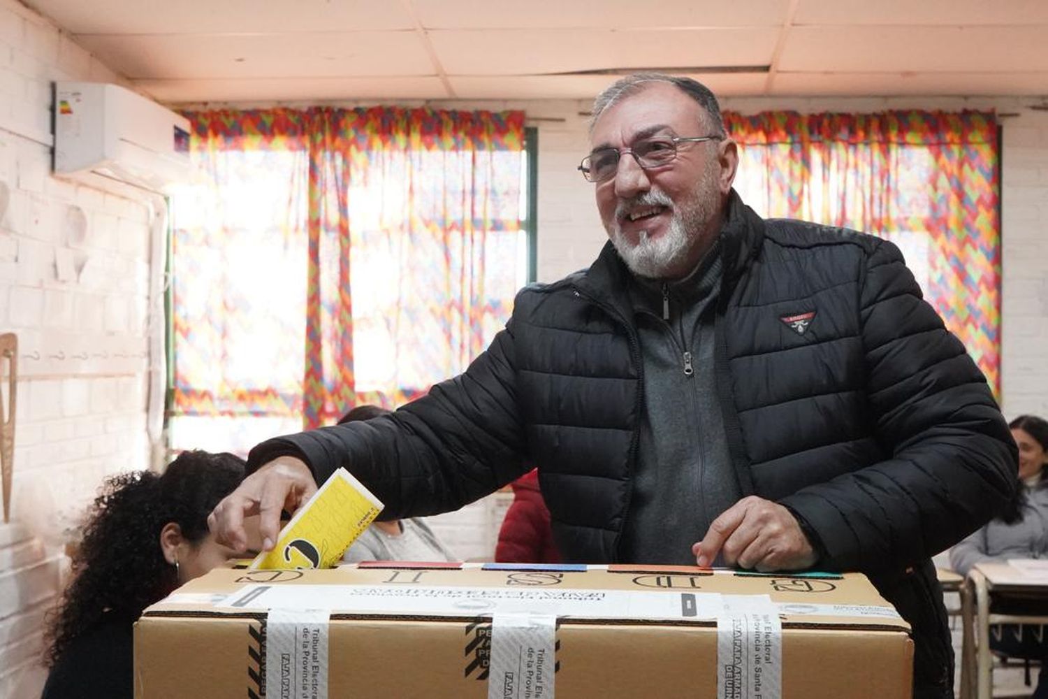 Oscar Martínez votó en la Escuela 1199.