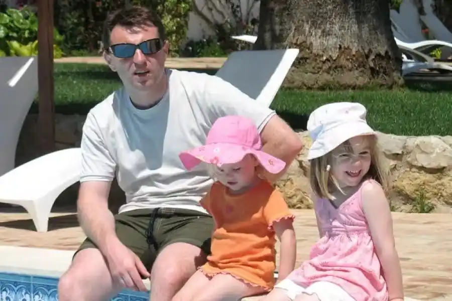 La última foto de Maddie, en la pileta, con su padre Gerry McCann y Amelie, horas antes de desaparecer del resort en Praia da Luz, Portugal