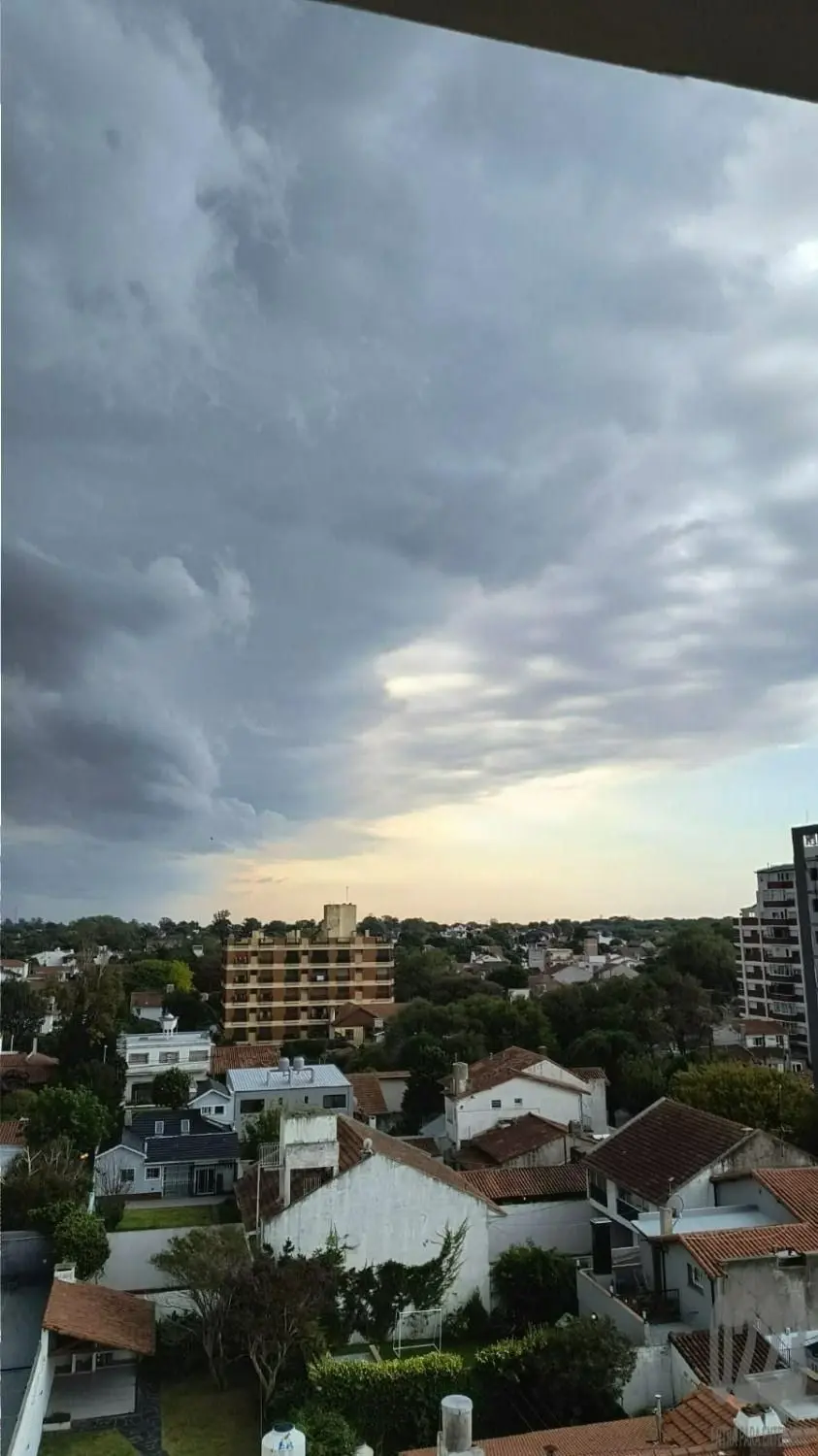 Confinamiento meteorológico en Mar del Plata: ni clases ni colectivos por el alerta rojo de tormentas severas