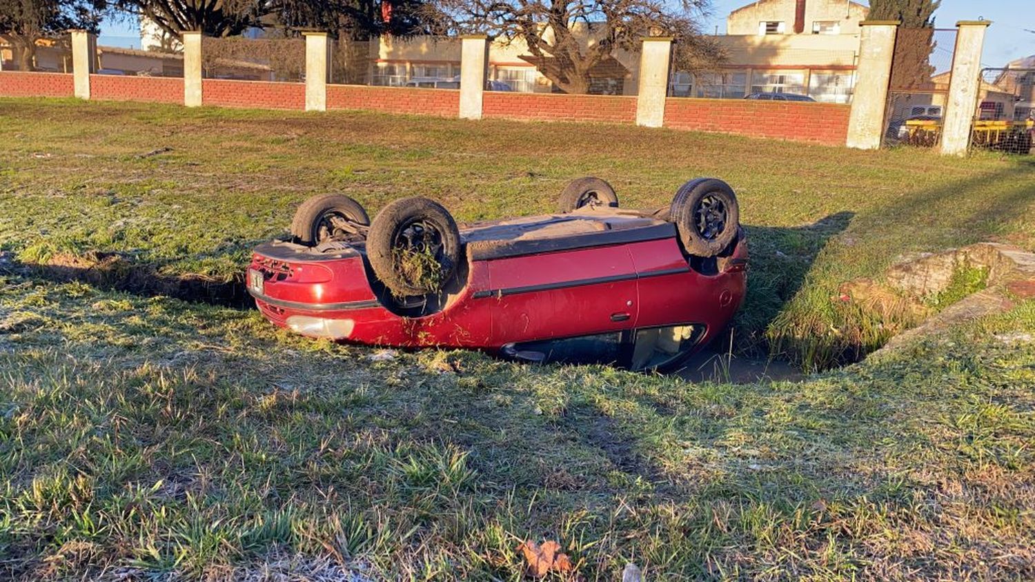 Un automóvil volcó frente a la ex fábrica Buxton