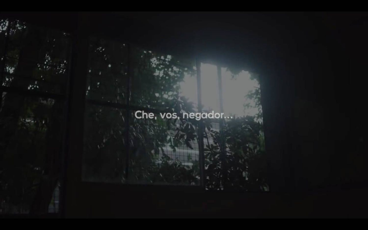 "Che, vos, negador" el video en el que el coronavirus desafía a los que no se aíslan.
