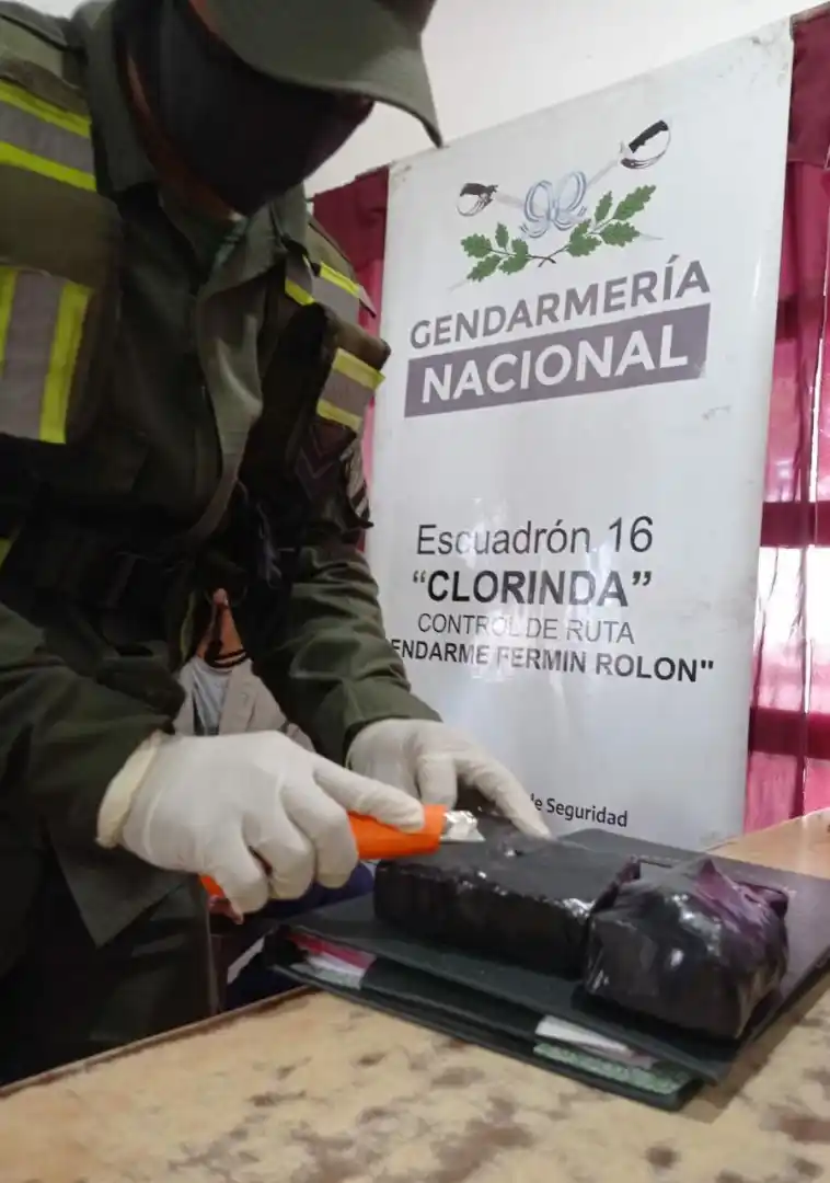 Motociclista ocultaba dos paquetes de cocaína adosados a su cintura