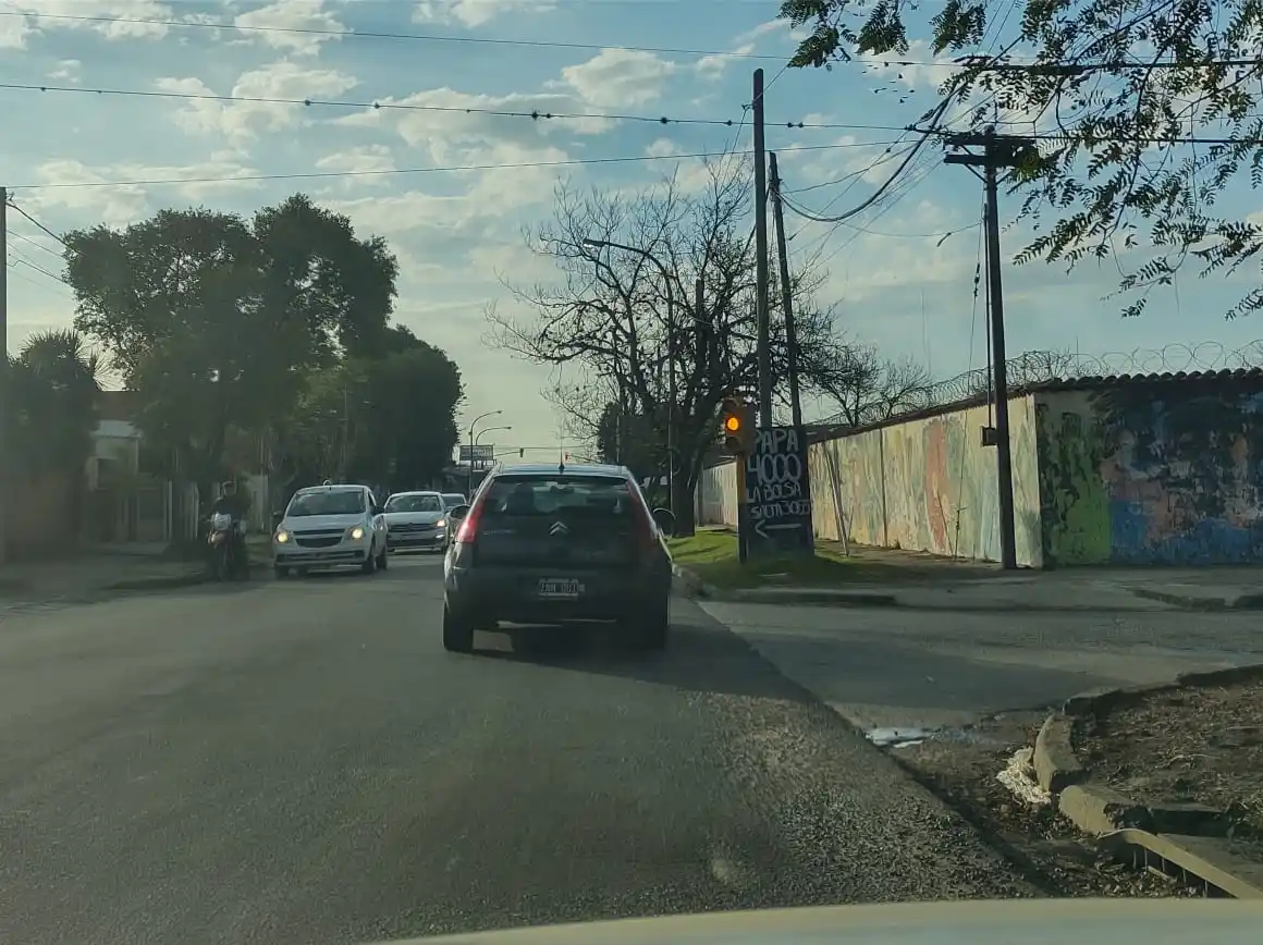 “Está colocado a una altura que no da para verlos”