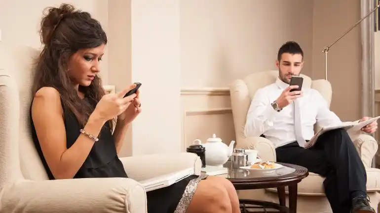 Phubbing: cuando el celular se transforma en un enemigo de la pareja