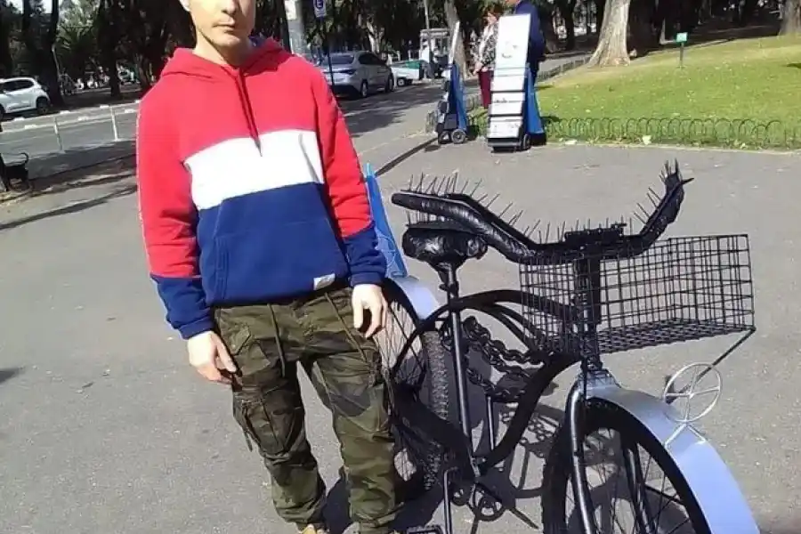 Viral: cansado de que le roben su bicicleta, un herrero rosarino creó un método anti ladrones
