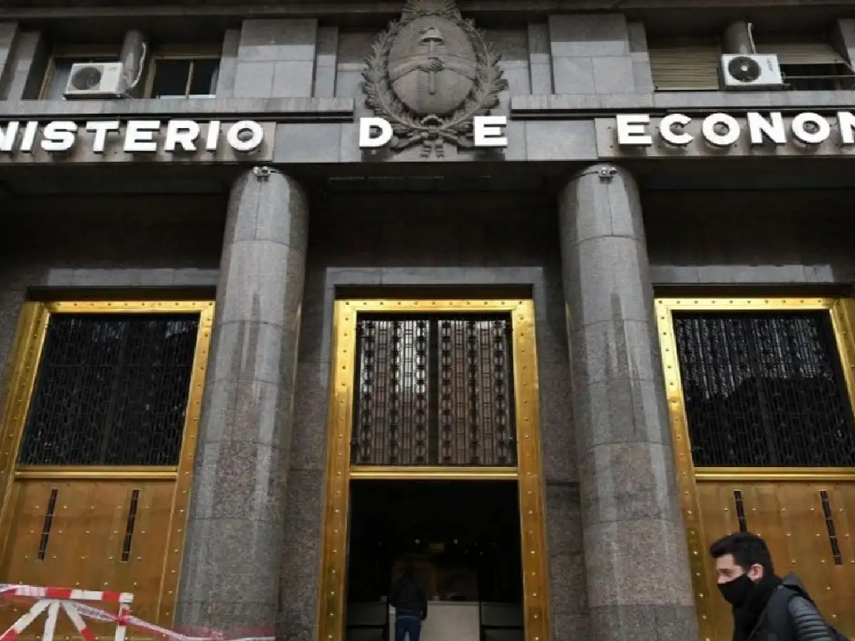 Al borde del abismo: ¿dolarización y reforma impositiva?