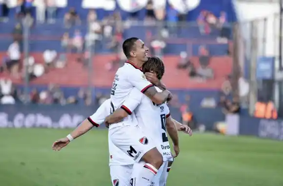 Newells se hizo fuerte en Victoria, le ganó a Tigre sobre el final y trepó a los puestos de vanguardia