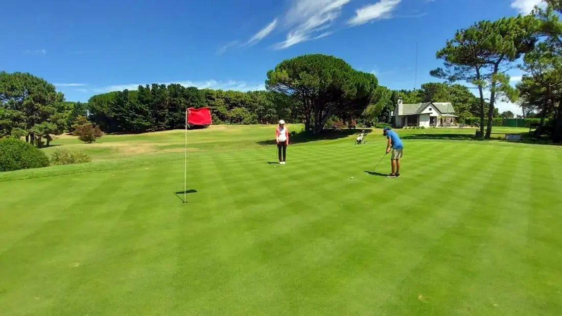 El campo de golf y los participantes de uno de los torneos