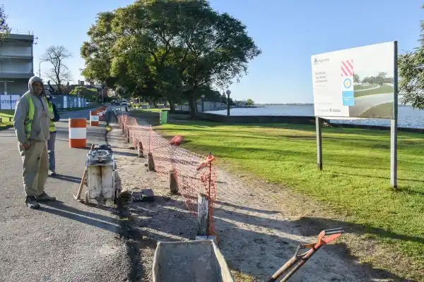 Comenzó la construcción del segundo tramo de la primera etapa de sendas peatonales en la costanera