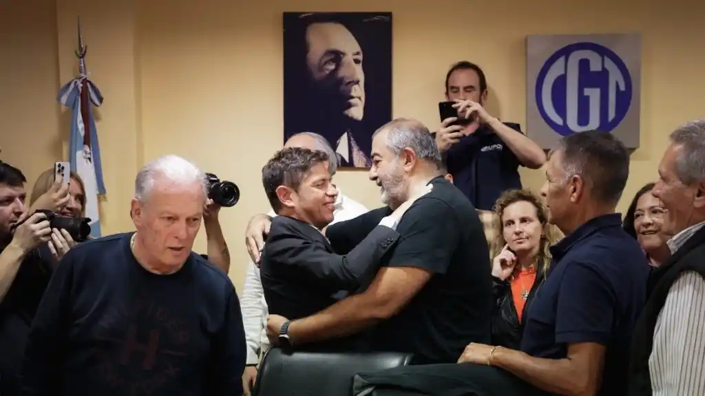 Axel Kicillof junto a Héctor Daer en la sede de la CGT. El sindicalismo se prepara para el acto de cierre en La Plata.
