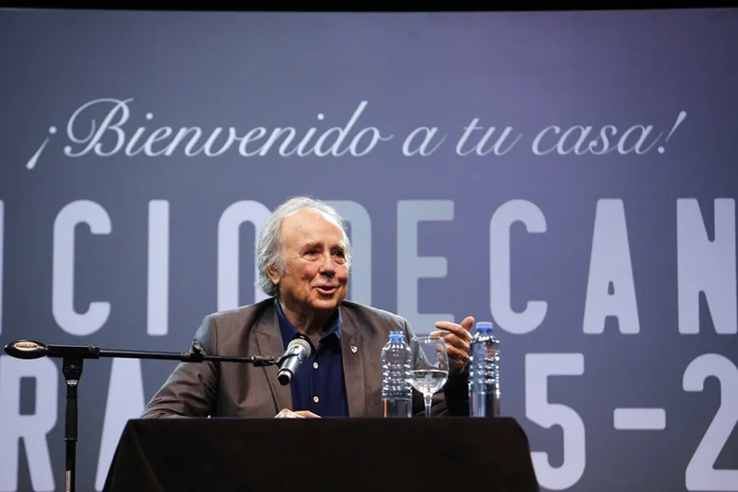 Serrat habló durante más de una hora con la prensa