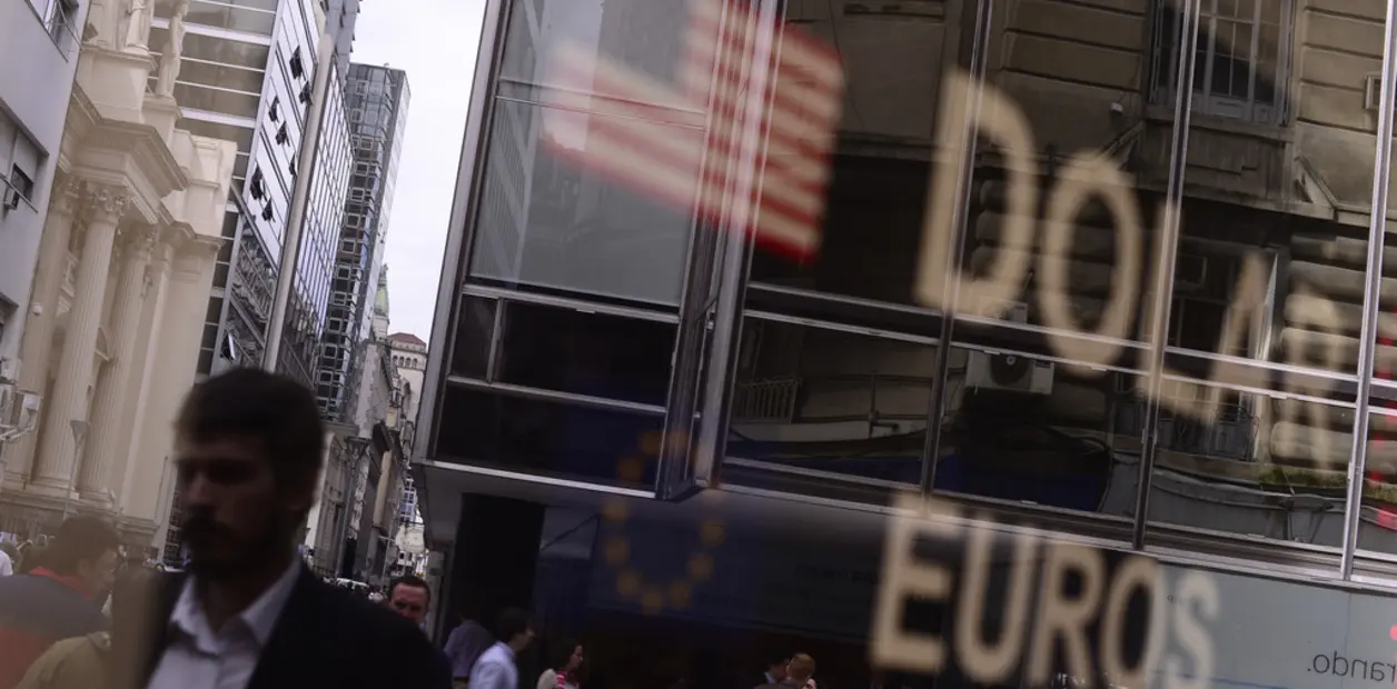 El dólar cae por debajo de los $38
