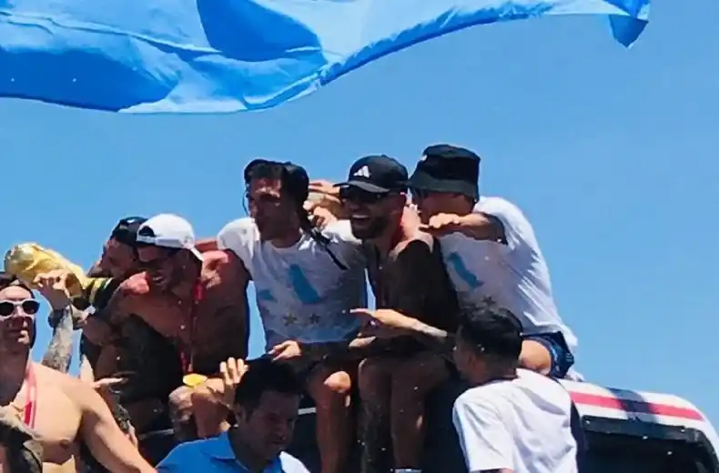 El video de Lionel Scaloni con un corpiño en la cabeza