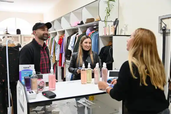 Bárbara Chivallero, reafirmando el compromiso con los barrios de la ciudad, recorrió Villa Rosas