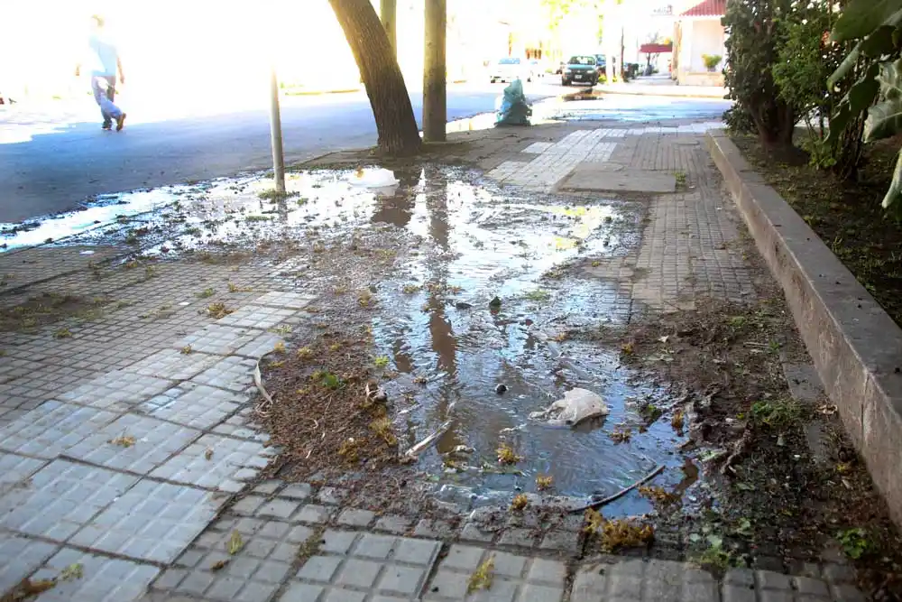 Se desperdician litros de agua en la  85