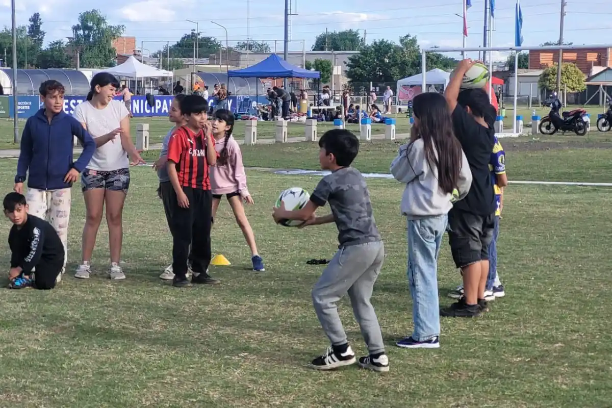 Reinician los talleres de teatro y rugby gratuitos para adolescentes de la ciudad