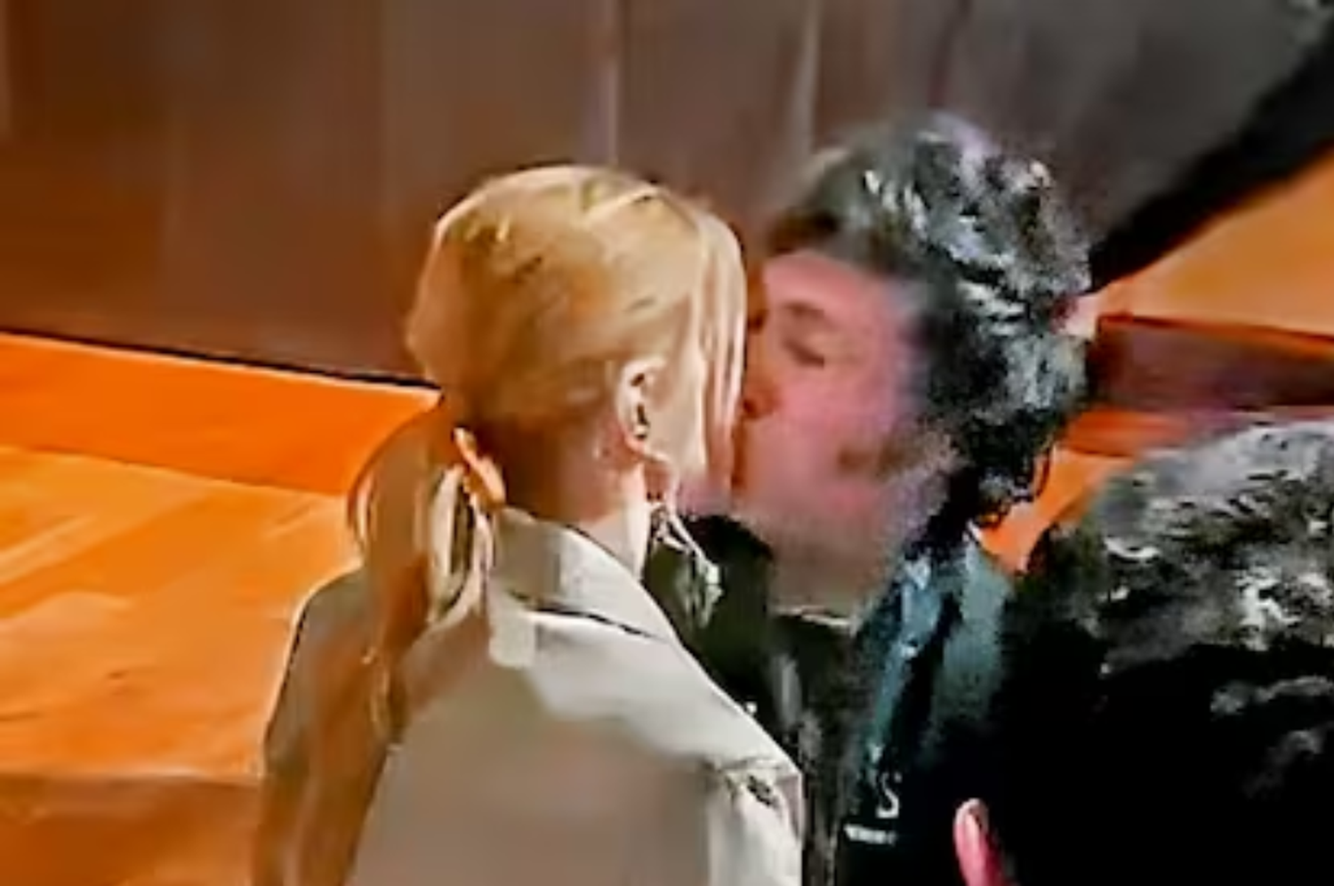 Video: así fue el beso entre Javier Milei y ''Yuyito'' González