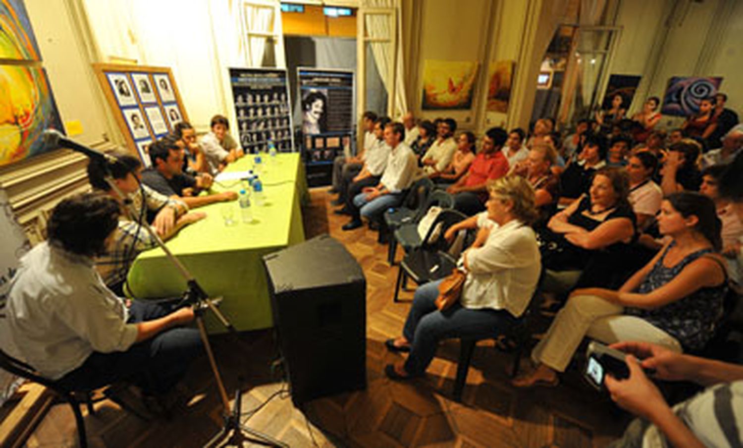  Se realizan mesas de reflexión y debate en Casa de la Cultura