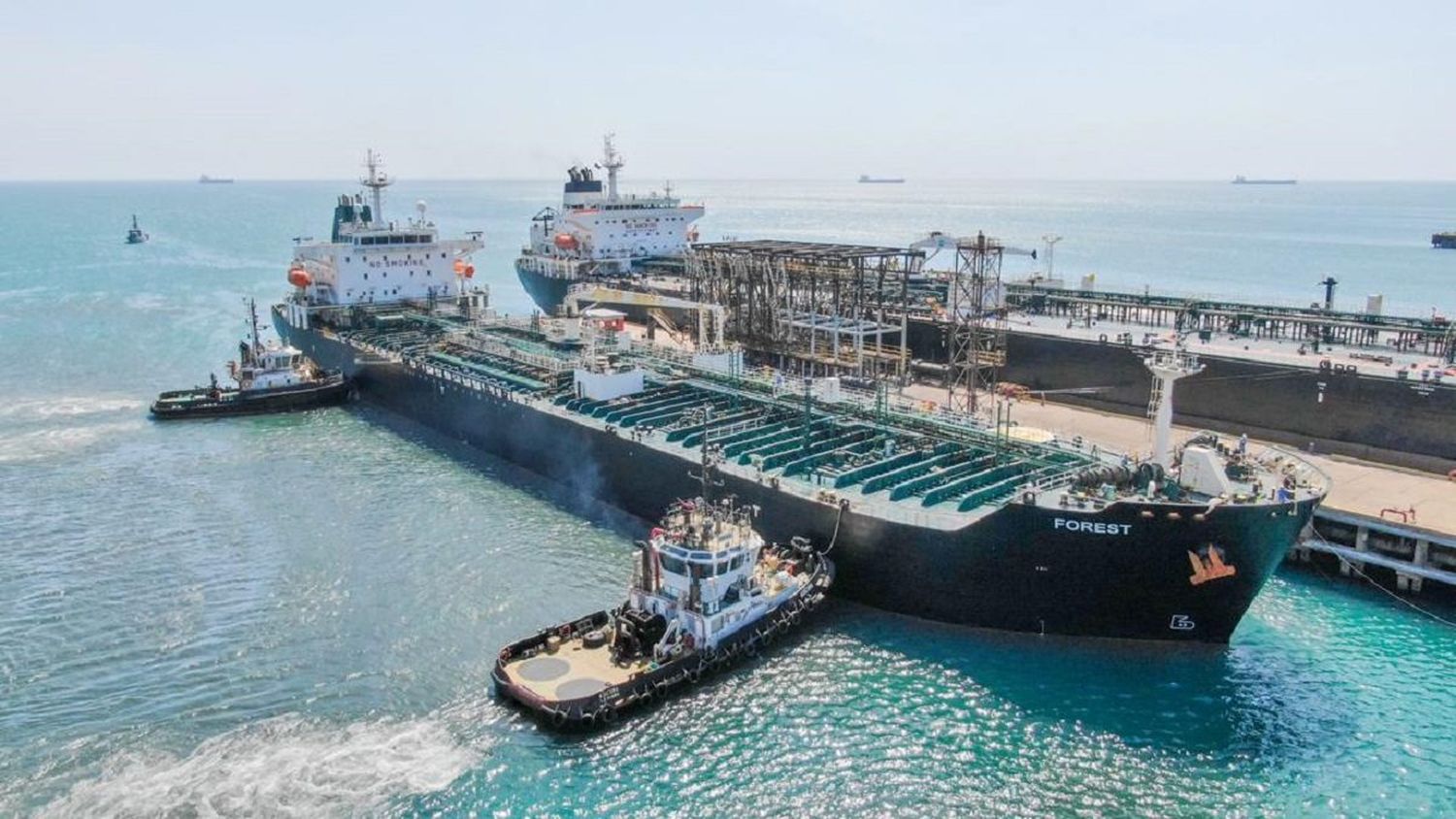 HAY UNA COLA DE TANQUEROS esperando su carga de petróleo en muelles de Venezuela