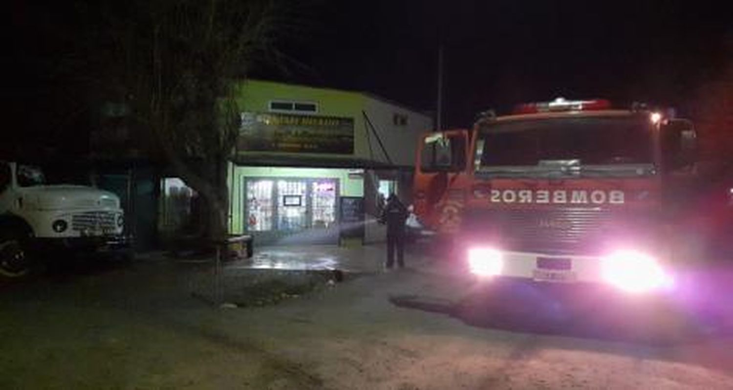 Bomberos de Castro sanitizan en Vuelta de Obligado