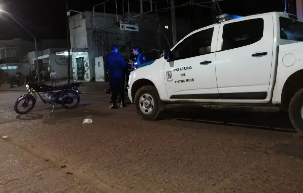 Abrió la puerta sin mirar y chocó a una moto