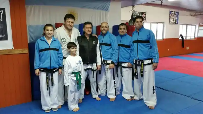 El maestro Alejandro Yapuncic junto con los profesores locales. 