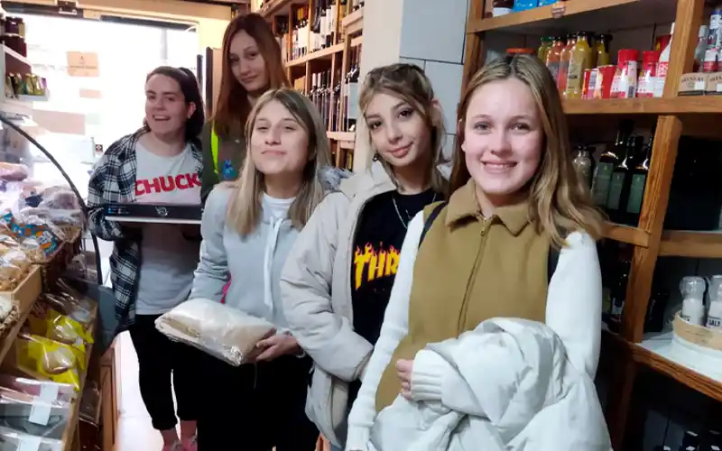 Milagros fue con sus amigas a retirar la picada de Lo De Urbano