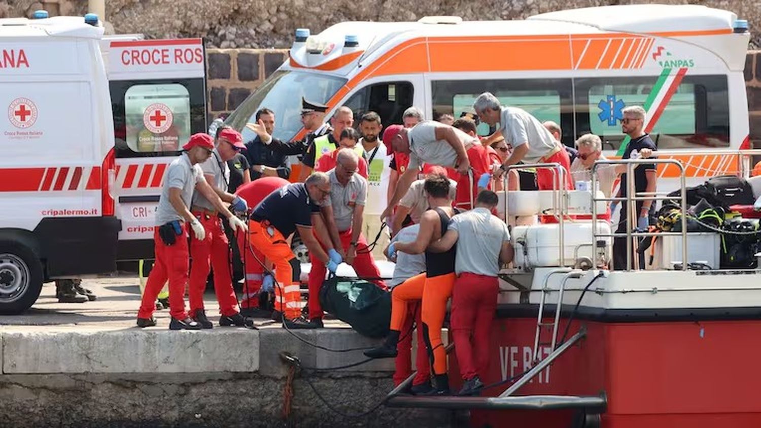 De los 22 ocupantes del velero, 15 fueron rescatados, al menos uno murió y otros seis permanecen desaparecidos