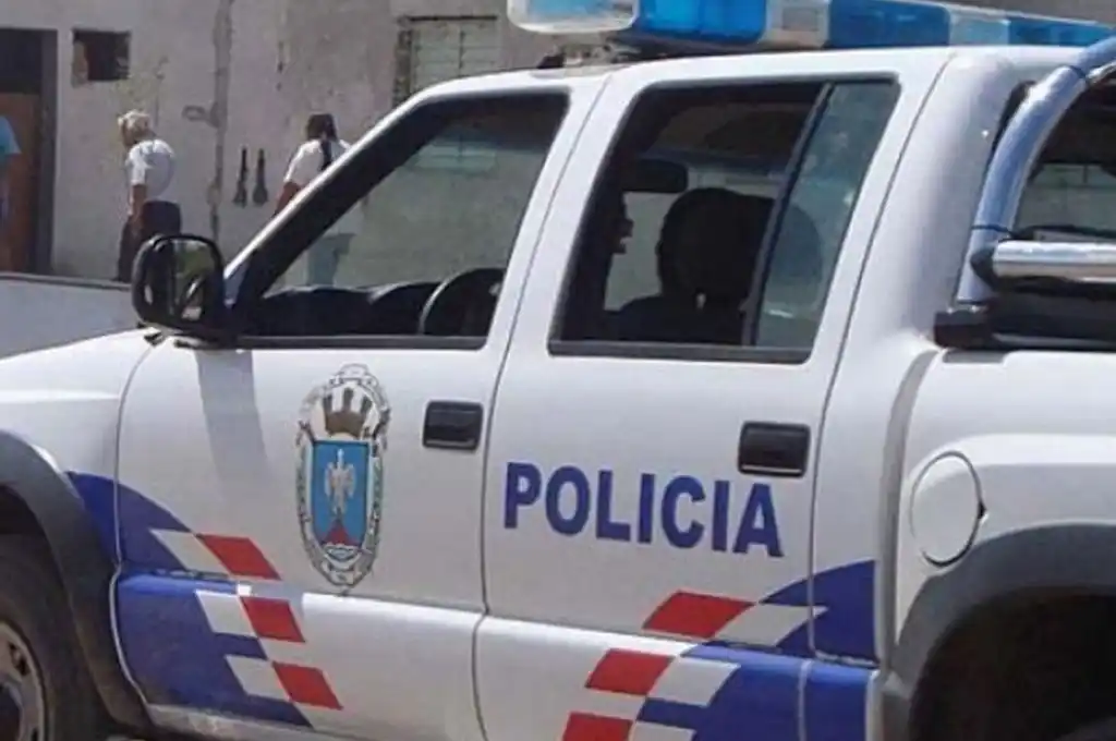 Jóvenes apedreaban la casa de un policía, les disparó y mató a uno de ellos